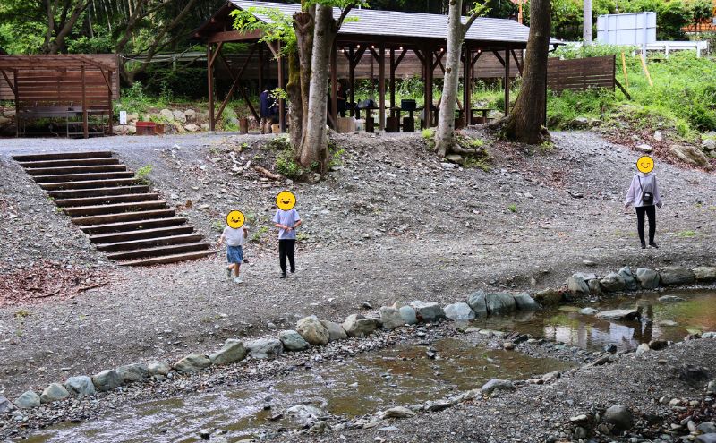 秩父定峰清流キャンプ：小川で遊ぶ